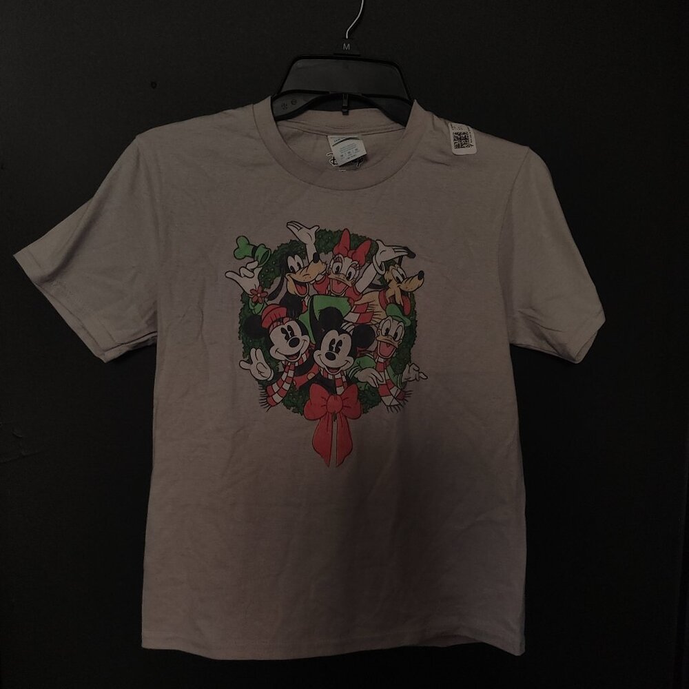 Disney Christmas Wreath T-Shirt Mickey Mouse Holiday Characters Medium NWT